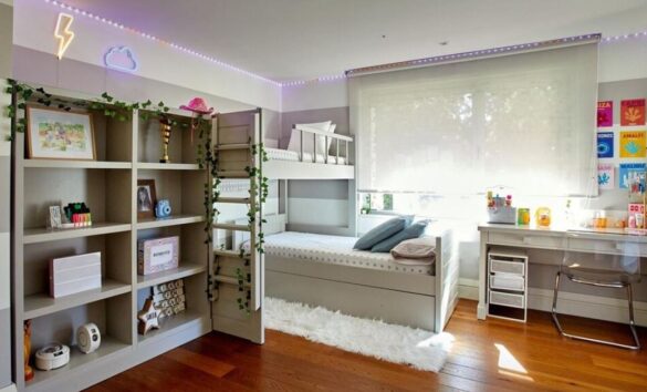 الخزائن الجدارية المدمجة في غرف الأطفال مرتبة وخالية من الفوضى.