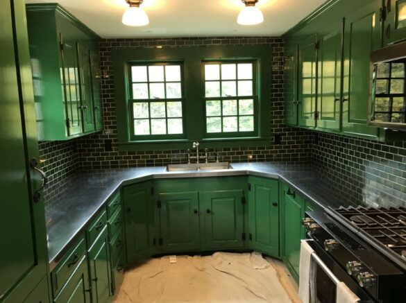 هي أفضل الألوان للمطابخ الأخضر الزمردي (Emerald Green)