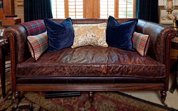 الجلود الطبيعية والصناعية (Leather & Faux Leather) تُستخدم الجلود الطبيعية والصناعية في الأثاث الفاخر والمكاتب