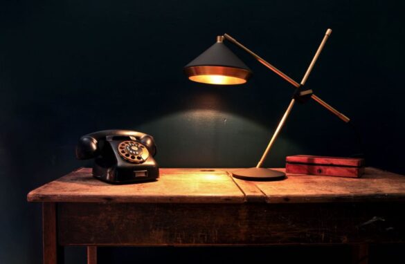 الإضاءة الوظيفية (Task Lighting) تُستخدم الإضاءة الوظيفية لأداء المهام اليومية المحددة مثل القراءة، الطهي، أو العمل على المكتب.