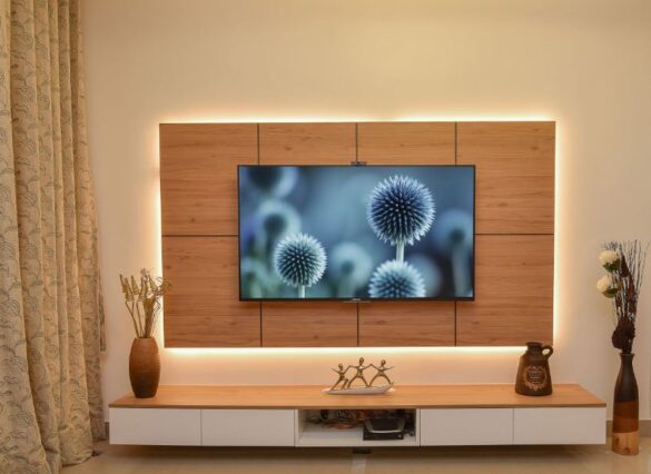 الجدران الخشبية المدمجة (Built-in Wood Walls) يمكن تصميم جدار خشبي مدمج يشمل رفوفًا وأدراجًا لتخزين الأجهزة الإلكترونية والإكسسوارات.