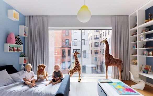 تصميم غرف الأطفال يتطلب مراعاة معايير السلامة لضمان بيئة آمنة ومريحة. يجب أن تكون الغرفة منظمة، مع أثاث آمن