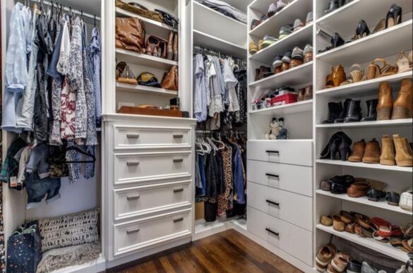 التخزين المخصص يوفر حلولًا عملية لتنظيم الملابس، الأحذية، والإكسسوارات.